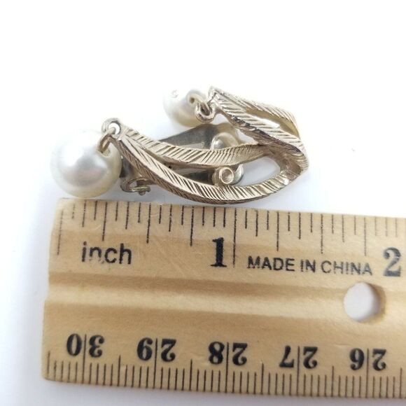 Vintage Faux Pearl Dangle Clip On Earrings, Estate jewelry - Picture 3 of 4